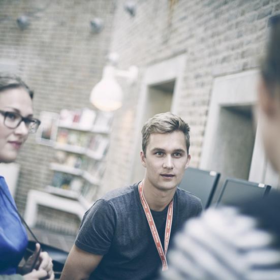 Personer får introduktion til biblioteket