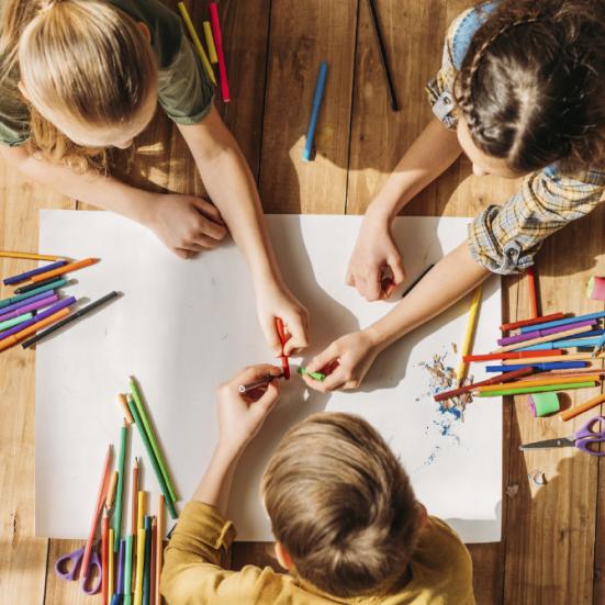Børn der tegner