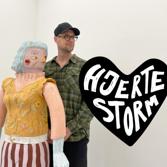 Galleriejer Rasmus Fischer står med et værk, der forestiller en dame hvor ansigtets dele sidder forkerte steder.