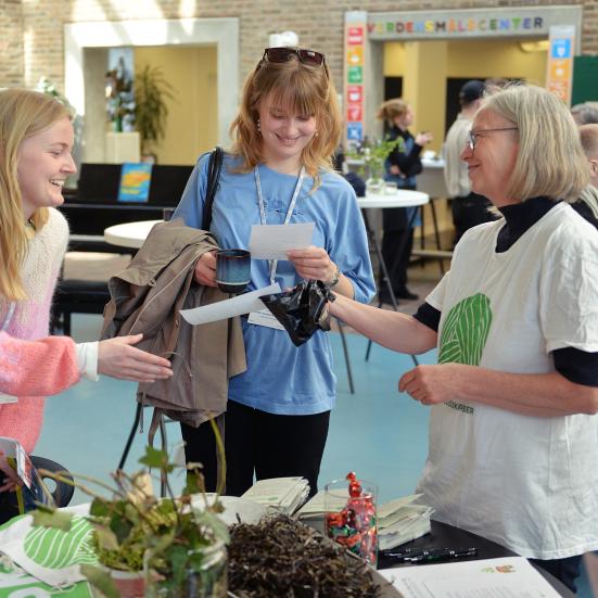 Tre personer taler sammen på hovedbiblioteket i Aalborg