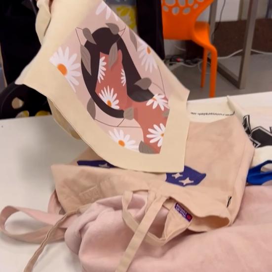 En person viser forskellige muleposer frem