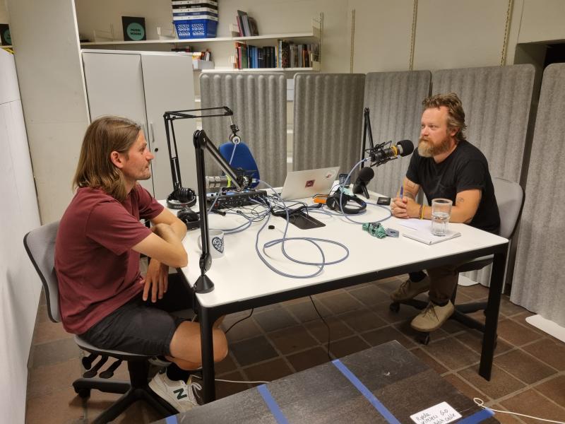 Foto af Jonas Westergaard Christiansen fra Chill i Parken og værten Teis