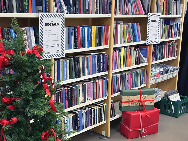 Bogsalg på Hovedbiblioteket med gaver og juletræ.