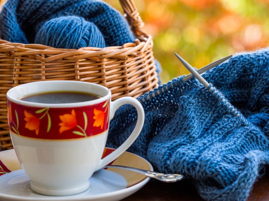 Strikketøj og en kop kaffe