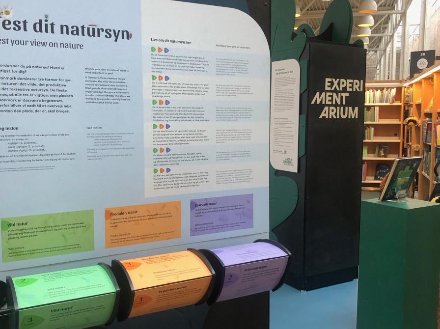 En væg med tekst og en test, hvor man kan teste sit natursyn.  En del af den interaktive udstilling "Naturriget"